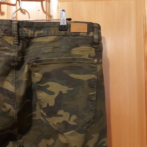 Judy Blue camouflage denim jeans distressed plus size 22 perfect condition - Picture 10 of 12